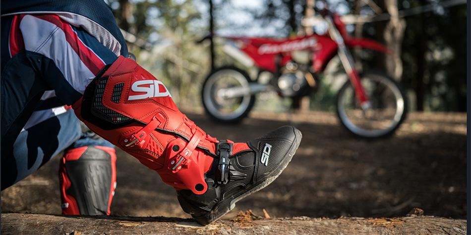 Zum ersten Mal abseits der Straße: So wählst du Enduro-Stiefel und Protektoren aus